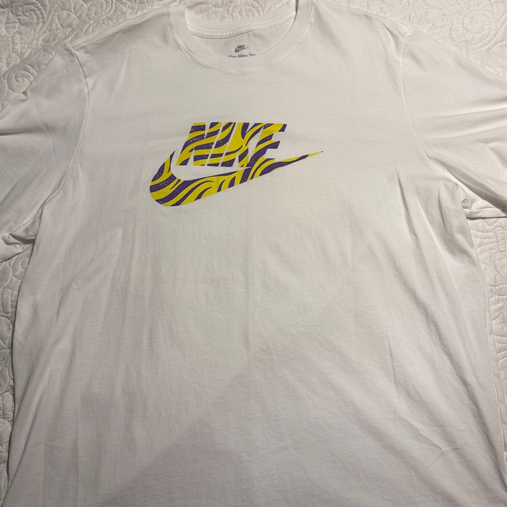 Nike White Tee with Yellow and Purple Graphic size 3XL
